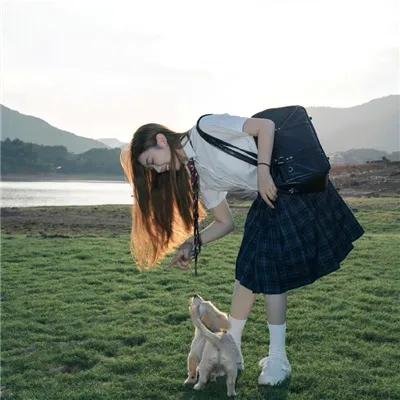 抽象画中的越南少女